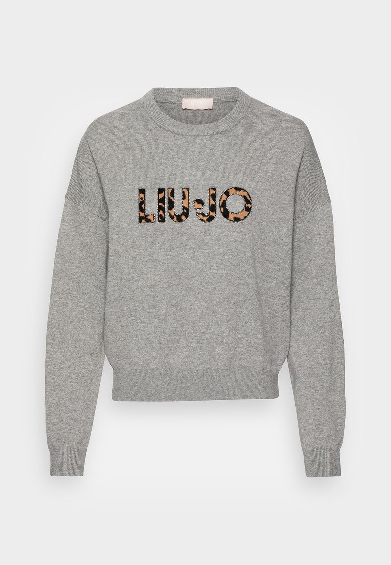 Pull en maille gris clair à manches longues, poignets et ourlet côtelés, avec le logo "LIU·JO" imprimé en motif léopard sur la poitrine.