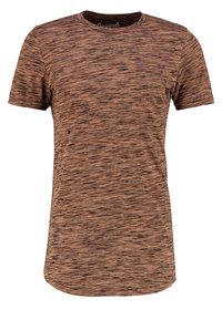 Braunes T-Shirt mit kurzen Ärmeln und einem strukturierten, gestreiften Muster. Rundhalsausschnitt und leicht gewellter Saum, aus einem weichen Stoff gefertigt.