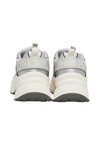 Paire de baskets chunky argentées et blanches avec des semelles épaisses, une semelle extérieure grise et "BUFFALO" imprimé sur la bride du talon, vues de dos.