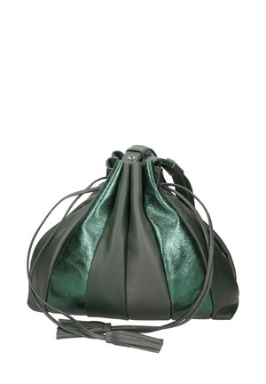 Groene leren tas met een mix van matte en metallic texturen, gestructureerde vorm, trekkoordsluiting en accentfranjes aan de strap.