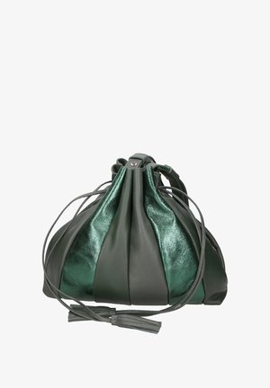 Groene leren tas met een mix van matte en metallic texturen, gestructureerde vorm, trekkoordsluiting en accentfranjes aan de strap.