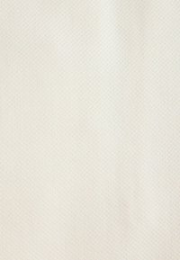 Tissu texturé de couleur crème clair avec un motif tissé subtil. Surface lisse avec une finition douce et uniforme et un éclat minimal.