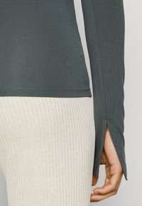 Gina Tricot SOFT TOUCH  - Ilgarankovis viršutinės dalies drabužis - urban chic