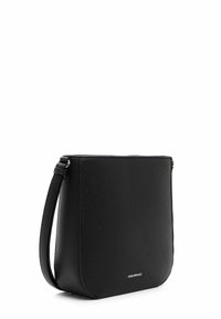 Bolso cruzado de cuero negro con un acabado texturizado, bordes redondeados, correa ajustable y detalles en hardware plateado en la parte inferior.