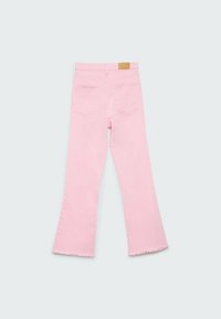 Rosa Schlagjeans mit fransigem Saum, zwei Gesäßtaschen und einem braunen rechteckigen Logo-Patch an der Taille. Aus Baumwollmaterial.