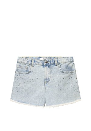 Shorts di denim azzurro chiaro con orli sfrangiati, tasche anteriori, chiusura con bottoni e piccoli borchie metalliche sparse come decorazione.