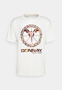 Camiseta blanca de algodón con un gráfico central que presenta un diseño geométrico y una figura, acentuado por un logo de la marca debajo.