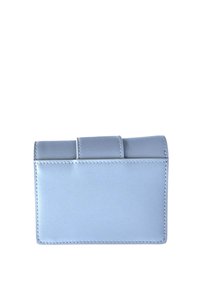 Portafoglio in pelle blu chiaro con una forma rettangolare elegante, dotato di tre scomparti per carte e cuciture a contrasto per una maggiore durata.