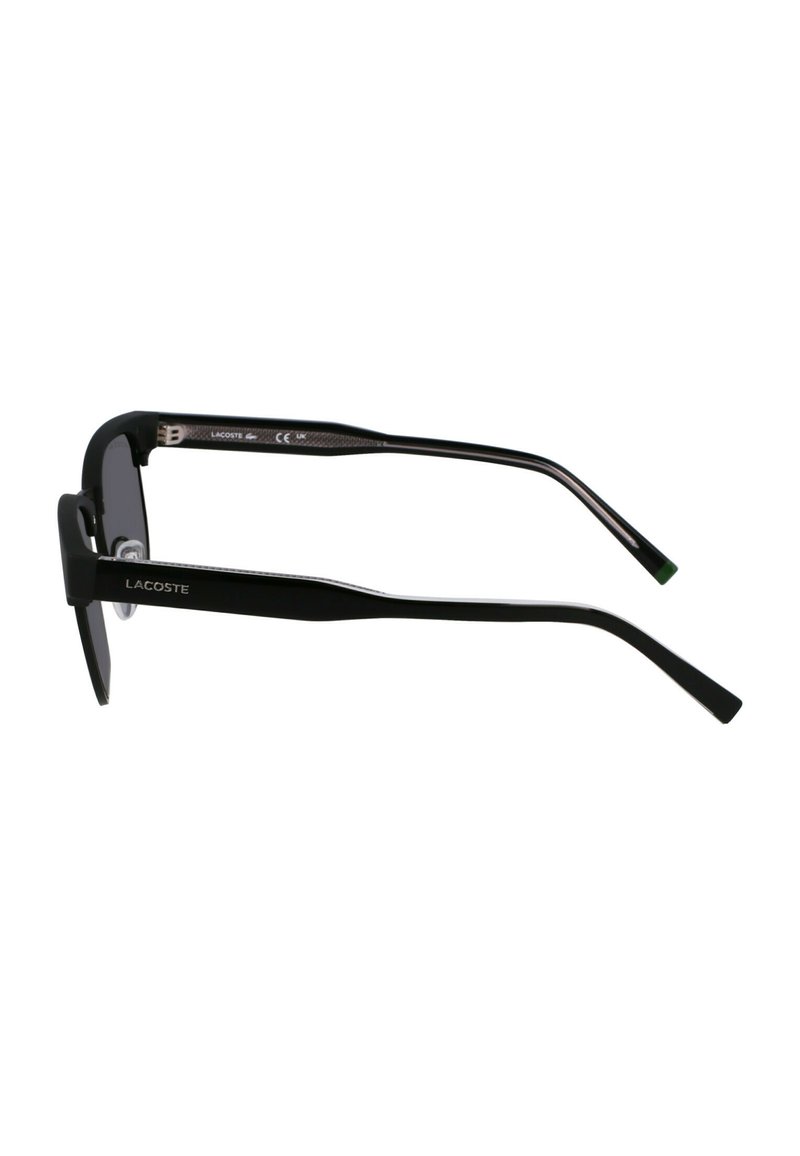 Schwarze Lacoste-Sonnenbrille mit rechteckigen Rahmen, dunklen Gläsern und strukturierten schwarzen Bügeln mit dezentem Logo an der Seite.