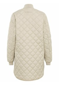 Gepolsterte beige Jacke mit abgerundetem Saum, gerippten Bündchen und hohem Kragen. Ausgestattet mit einer Rautensteppung und einer glatten Textur.