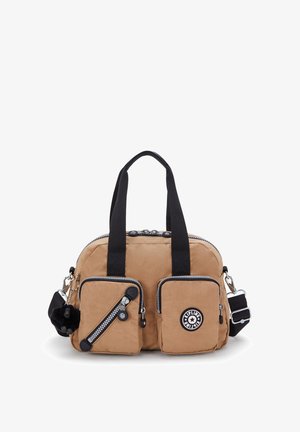 Sac à main rectangulaire orange avec deux poches zippées à l'avant, poignées noires, bandoulière amovible et un petit porte-clés en pompon noir.
