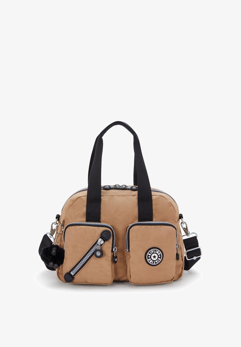 Kawałkowa prostokątna torebka z dwoma przednimi kieszeniami na zamek, czarnymi uchwytami, odpinanym paskiem na ramię oraz małym czarnym pomponem w formie breloka.