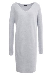 Robe en laine grise claire avec des manches longues, un décolleté en V, une texture tricot douce et une coupe légèrement ample, atteignant mi-thigh.