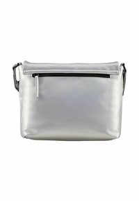 Sac bandoulière argenté en matériau lisse et brillant. Il présente une poche frontale zippée, une bandoulière ajustable et une forme rectangulaire minimaliste.