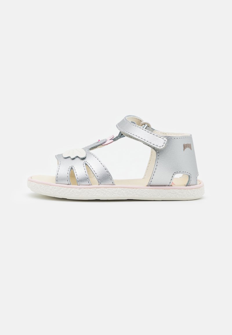 Silverfärgad sandal med öppen tå och utskärningsdesign. Har en kardborreband och detaljer i vitt moln. Texturerad sula med rosa accenter.