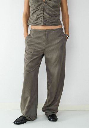 Olijfgroene pinstripe wijde broek gemaakt van een gladde stof met zijzakken en een getailleerde pasvorm, gecombineerd met een bijpassend top.