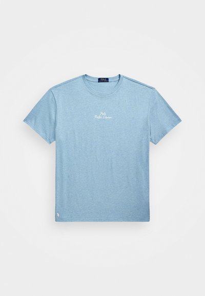 Ανοιχτό μπλε βαμβακερή μπλούζα με στρογγυλή λαιμόκοψη, κοντά μανίκια και κεντητό λογότυπο "Polo Ralph Lauren" στο στήθος. Απλός σχεδιασμός, λεία υφή.