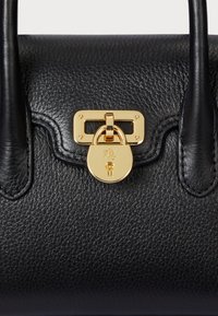 Fekete bőrtáska texturált felülettel, arany zárómechanizmussal és fémszegélyekkel. Két tartós fogantyúval rendelkezik.