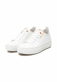 Zapatillas blancas con suela plana, acabado texturizado, seis ojales, detalles en naranja y azul, y una cinta en el talón para ponérselas fácilmente.