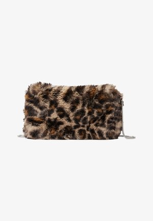 Bolso de mano rectangular con suave piel sintética de estampado leopardo en marrón y negro, con una cadena plateada como asa, sobre fondo blanco.