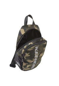 Mochila con patrón de camuflaje en verde y negro, que cuenta con un compartimento con cremallera y un asa en la parte superior para facilitar su transporte.
