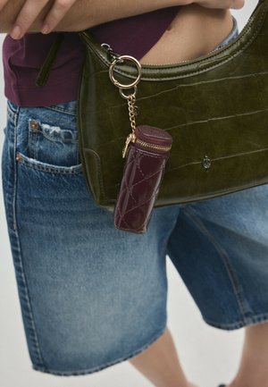 Stradivarius, QUILTED POUCH CHARM - Porte-clefs - dark red
