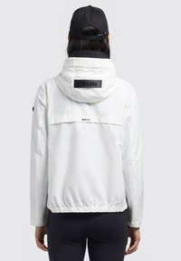 Veste à capuche blanche avec un ourlet élastique, des accents noirs et des détails de logo. Tissu lisse avec une coupe décontractée et des manches longues.