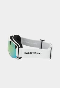 Maschera da sci con rivestimento in schiuma nera, fascia regolabile bianca con l'etichetta "SWEDMOUNT" e lente sferica con finitura riflettente gradiente.