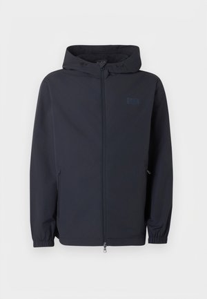 Fekete kapucnis dzseki teljes hosszúságú elülső cipzárral, rugalmas mandzsettákkal és cipzáras oldalzsebekkel egyszínű háttéren.