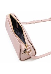 Borsa a tracolla in pelle rosa con superficie testurizzata, cerniera dorata e tracolla staccabile. L'interno presenta una fodera scura e una piccola tasca.