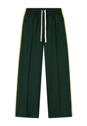 Pantalones deportivos de color verde oscuro con franjas laterales de color amarillo claro, cinturilla elástica con cordones blancos y bolsillos con cremallera en cada lado.