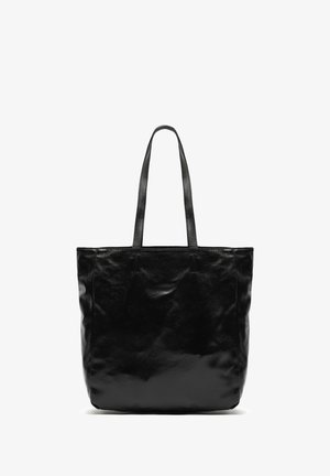 Sac fourre-tout en cuir noir avec une finition brillante, deux poignées pour l'épaule et une forme rectangulaire spacieuse. Texture lisse, sans matériel ou accents visibles.