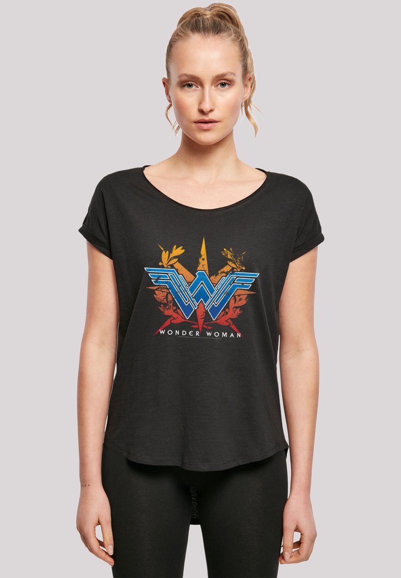 Svart bomull t-skjorte med rund hals, korte rullede ermene, med et flerfarget Wonder Woman-logo-design på forsiden.