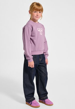 Paarse sweatshirt met een bijenafbeelding, gecombineerd met donkerblauwe baggy jeans en paarse schoenen met zwarte strepen. Eenvoudig ontwerp, casual pasvorm.
