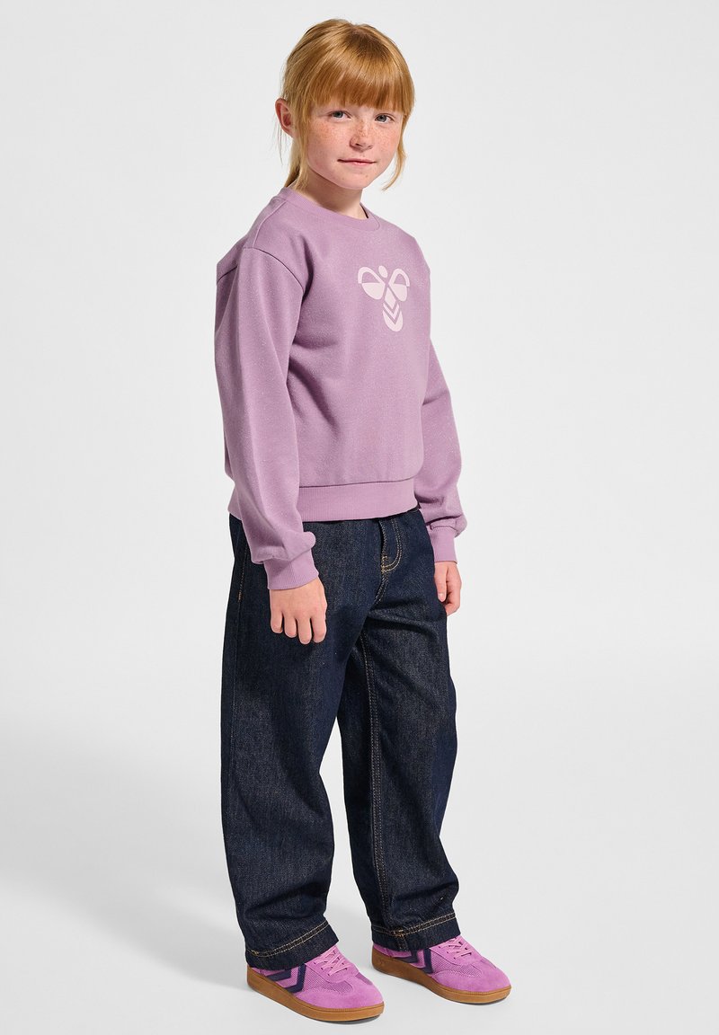 Paarse sweatshirt met een bijenafbeelding, gecombineerd met donkerblauwe baggy jeans en paarse schoenen met zwarte strepen. Eenvoudig ontwerp, casual pasvorm.