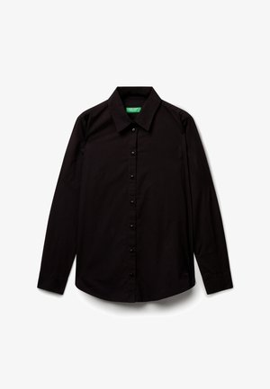 Černá košile s dlouhým rukávem a klasickým límečkem, položená na bílé pozadí.