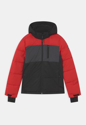 Röd och svart huva pufferjacka med frontdragkedja, grå bröstpanel, elastiska muddarna och en strukturerad yta på tyget.