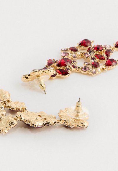 Gullfargede dråpeøredobber med røde og rosa edelstener og små perler, med stiftbakker og klare plaststopper.