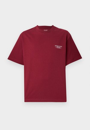Burgundy bomulds T-shirt med korte ærmer, rund halsudskæring og hvid "ORIGINALS STUDIO" tekstdetalje på venstre bryst.