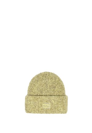 Czapka dzianinowa w jasnym oliwkowym kolorze z podwiniętym mankietem. Materiał wydaje się miękki z teksturowanym wzorem. Posiada złotą metkę z logo na mankiecie.