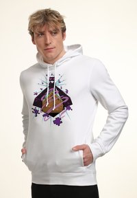 Felpa bianca con cappuccio dotata di una grande stampa grafica che presenta un design stilizzato di un forziere circondato da accenti viola e forme geometriche.