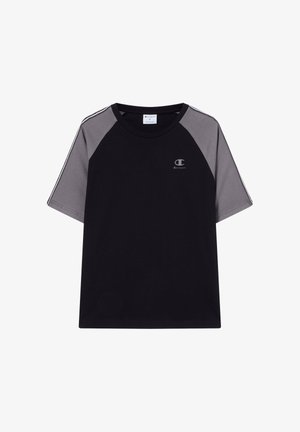 Czarny T-shirt z szarymi raglanowymi rękawami, z okrągłym dekoltem i logo na piersi. Wykonany z miękkiej tkaniny o gładkiej fakturze.