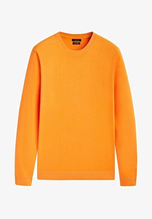 Jasnopomarańczowy sweter, dzianinowy materiał, okrągły dekolt, długie rękawy, ściągacze na mankietach i dole, gładka faktura, bez wzorów i zdobień.