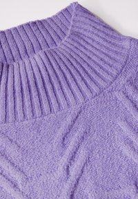 Pull violet avec un col montant côtelé et un motif texturé, avec une finition douce et duveteuse et un design en tricot diagonal.