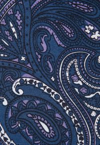 Granatowy materiał z misternym wzorem paisley w odcieniach fioletu i bieli, z wirami i motywami kwiatowymi, tworzącymi teksturowany wygląd.