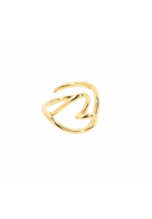 Anillo de metal dorado con un diseño abstracto y fluido que presenta líneas curvas y giros, reflejando la luz con un acabado pulido.