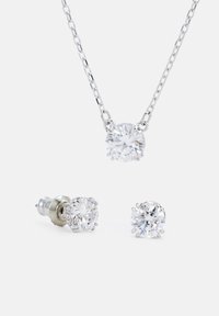 Sølvtone halskæde med en central klar cubic zirconia vedhæng; matchende stud øreringe med lignende cubic zirconia i klørindstillinger.