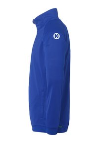 Veste zippée bleue en matériau doux. Présente un col montant, des poches latérales et un logo sur l'épaule gauche.