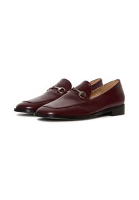 Burgundské kožené mokasíny s elegantním designem, špičatou špičkou a stříbrným sponou na přední části. Plná podrážka s minimálním vzorkem.