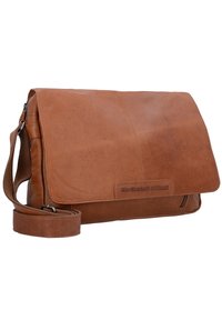 Borsa a tracolla in pelle marrone con chiusura a patta, tracolla regolabile e un logo impresso in modo discreto. Presenta una texture liscia e un design minimalista.
